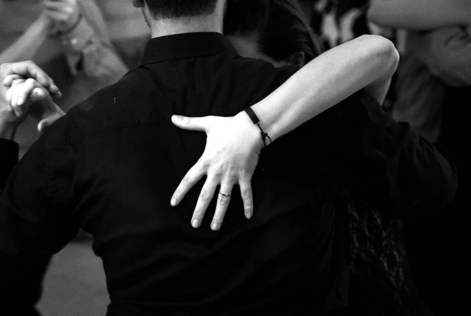 Abrazo de tango argentino en una clase particular en Alicante
