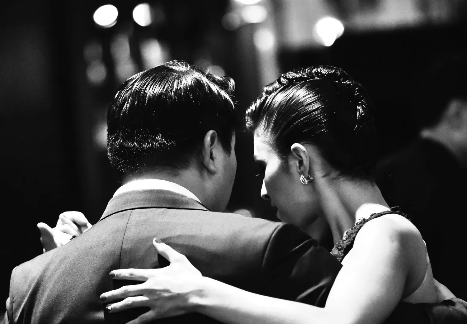 Pareja bailando tango: preparación del baile de boda en Alicante