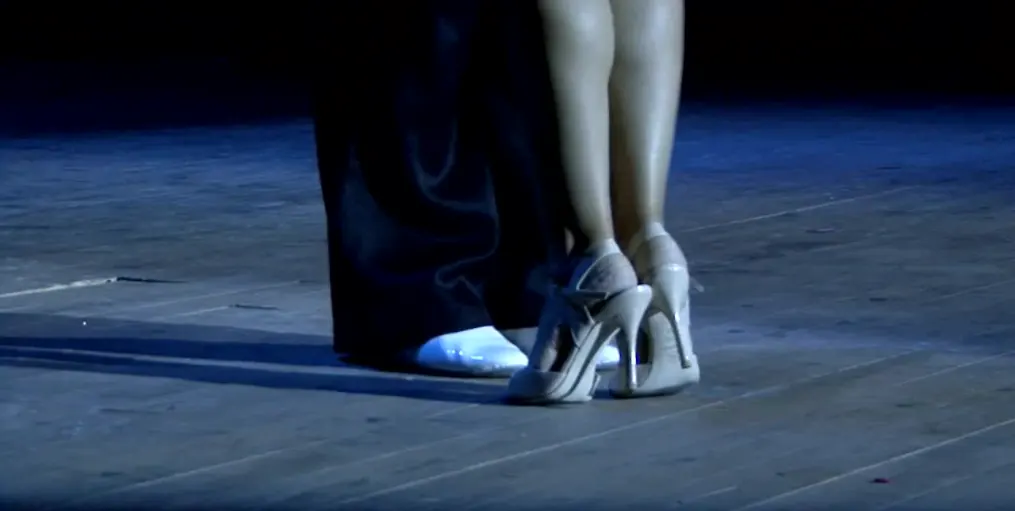 Pies de una pareja en una clase de tango para principiantes